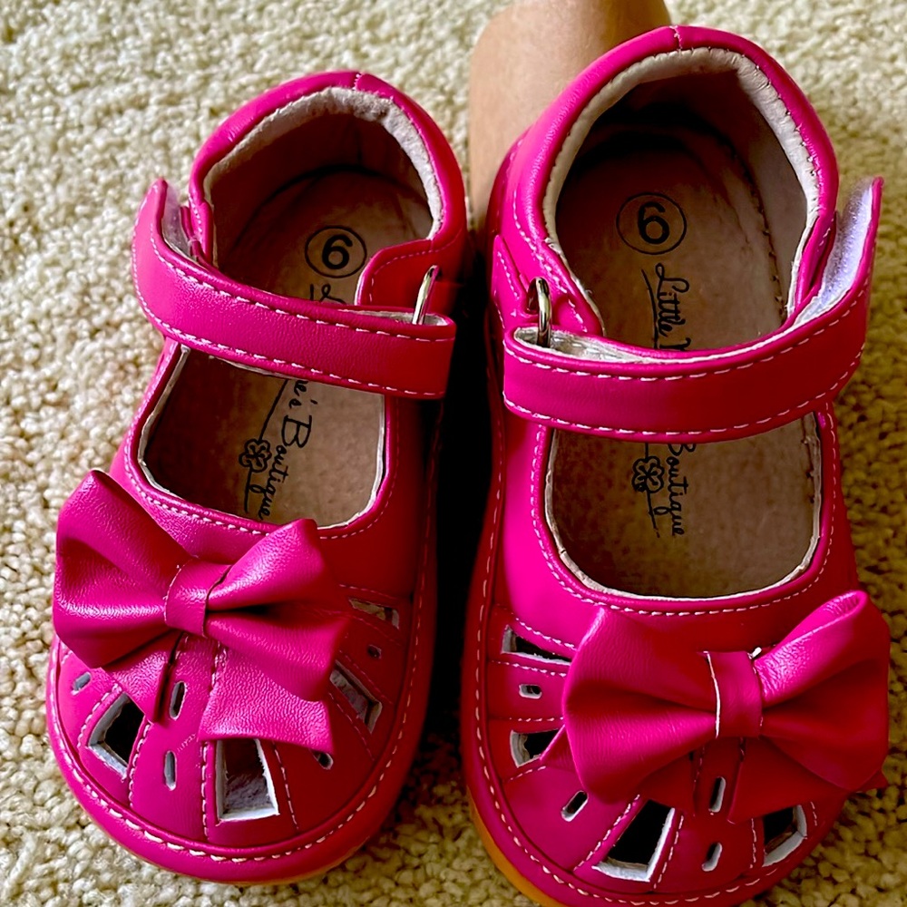 Toddler hot pink Mary Jane Bow squeaky sandal